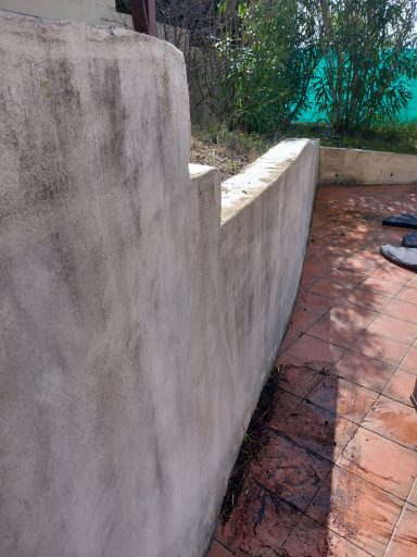 mur autour d'une piscine